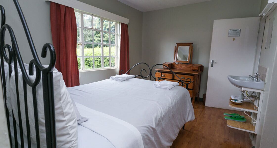 Escritorio, cortinas blackout, wifi gratis y ropa de cama 