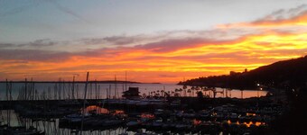 Bright air-conditioned apartment close to the beach and shops