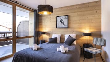 4 bedrooms, individually decorated, individually furnished, desk