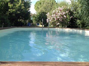 Una piscina al aire libre