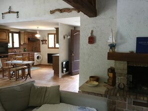 Televisor intel·ligent, llar de foc, llibres i estèreo 