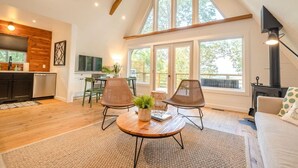 Un loft spacieux avec de hauts plafonds, de grandes fenêtres, une cuisine et un coin salon confortable.
