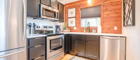 Frigorifero, microonde, forno, piano cottura