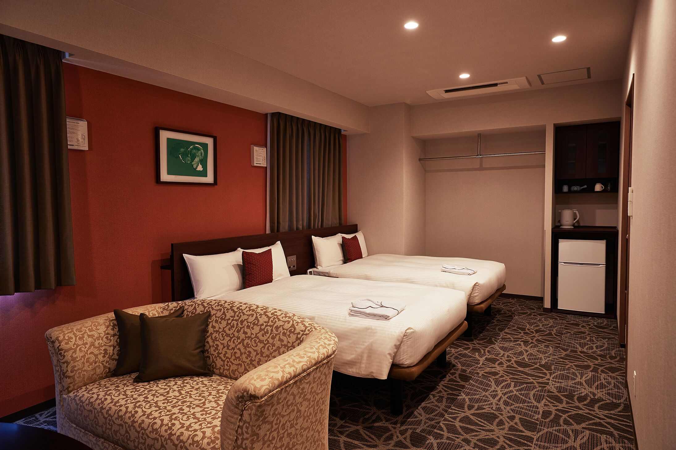 Cubrecamas, escritorio y espacio para trabajar con laptop 