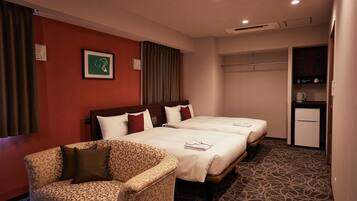 Camera, accessibile ai disabili (Barrier-free) | Copriletto in piuma, una scrivania, postazione laptop, tende oscuranti