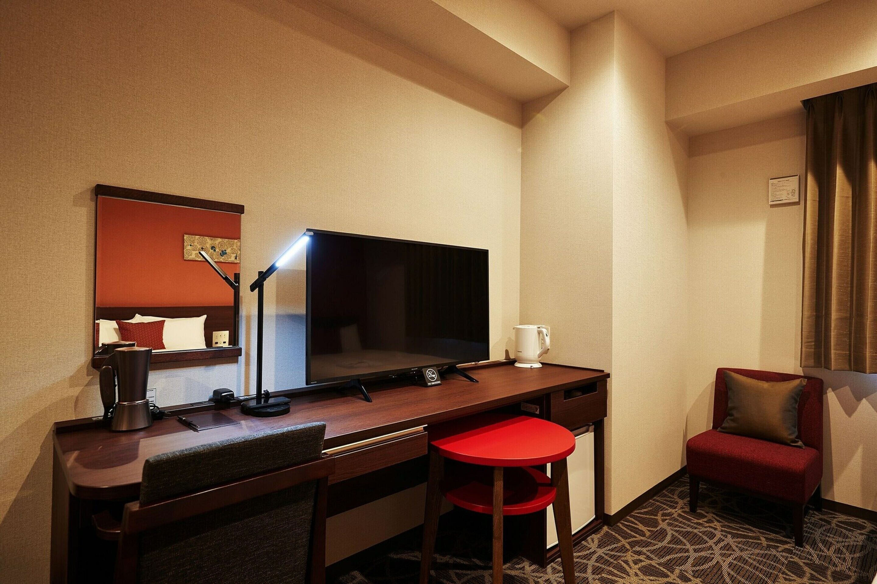 1 bedroom, down duvets, desk, laptop workspace