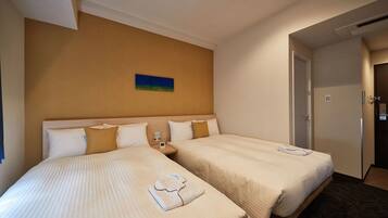 Habitación de hotel con dos camas, un cuadro en la pared y una puerta a la derecha.