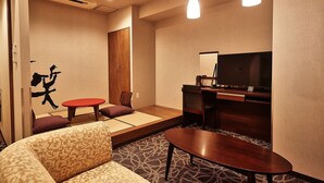羽絨被、書桌、筆電工作空間、遮光布/窗簾