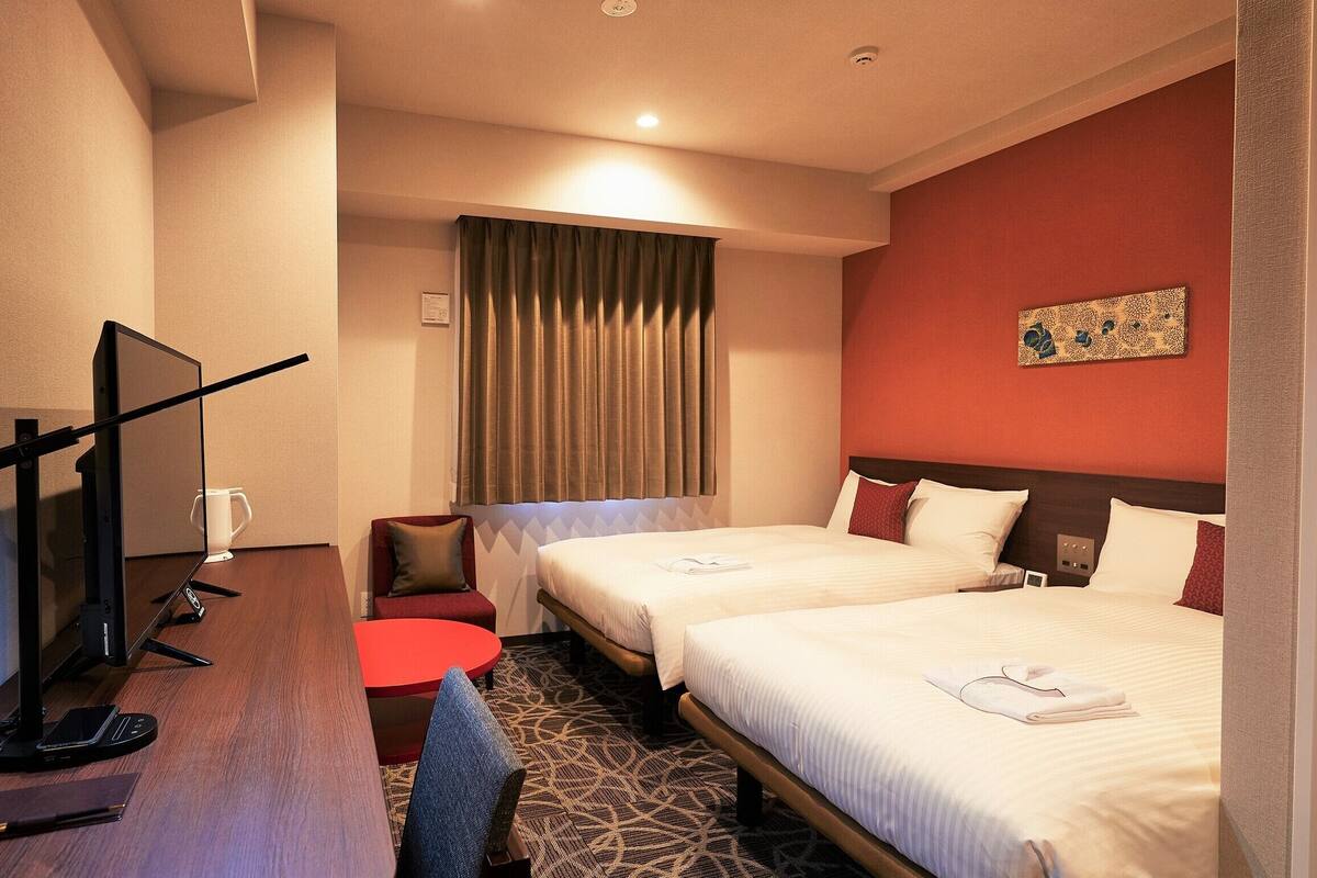 羽絨被、書桌、筆電工作空間、遮光布/窗簾