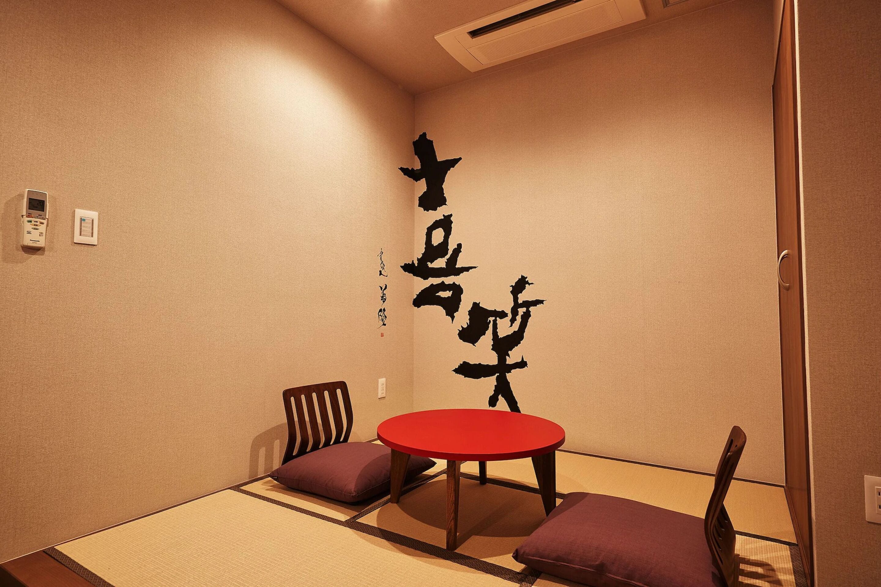 1 bedroom, down duvets, desk, laptop workspace