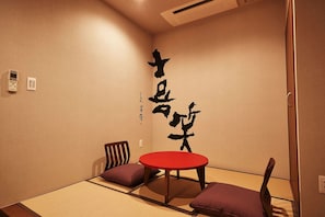 Down duvets, desk, laptop workspace, blackout curtains - Y'sinn Naha Orokuekimae (Naha)