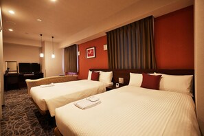 Down duvets, desk, laptop workspace, blackout curtains - Y'sinn Naha Orokuekimae (Naha)