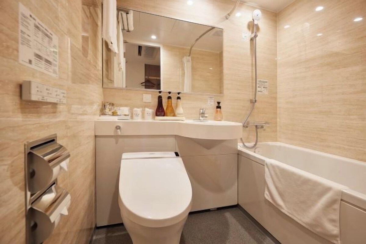 Bathroom | Combined shower/tub, deep soaking tub, free toiletries, hair dryer