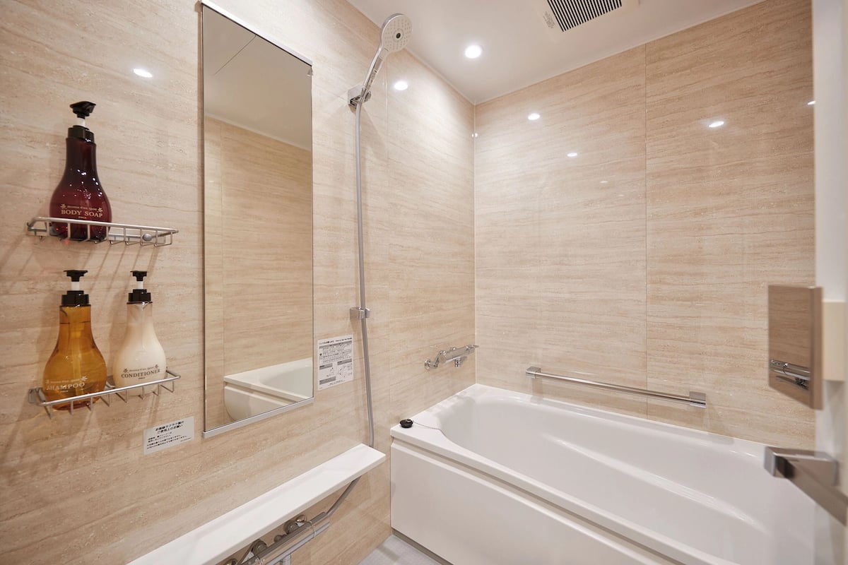 combined shower/bathtub, deep-soaking bathtub, free toiletries