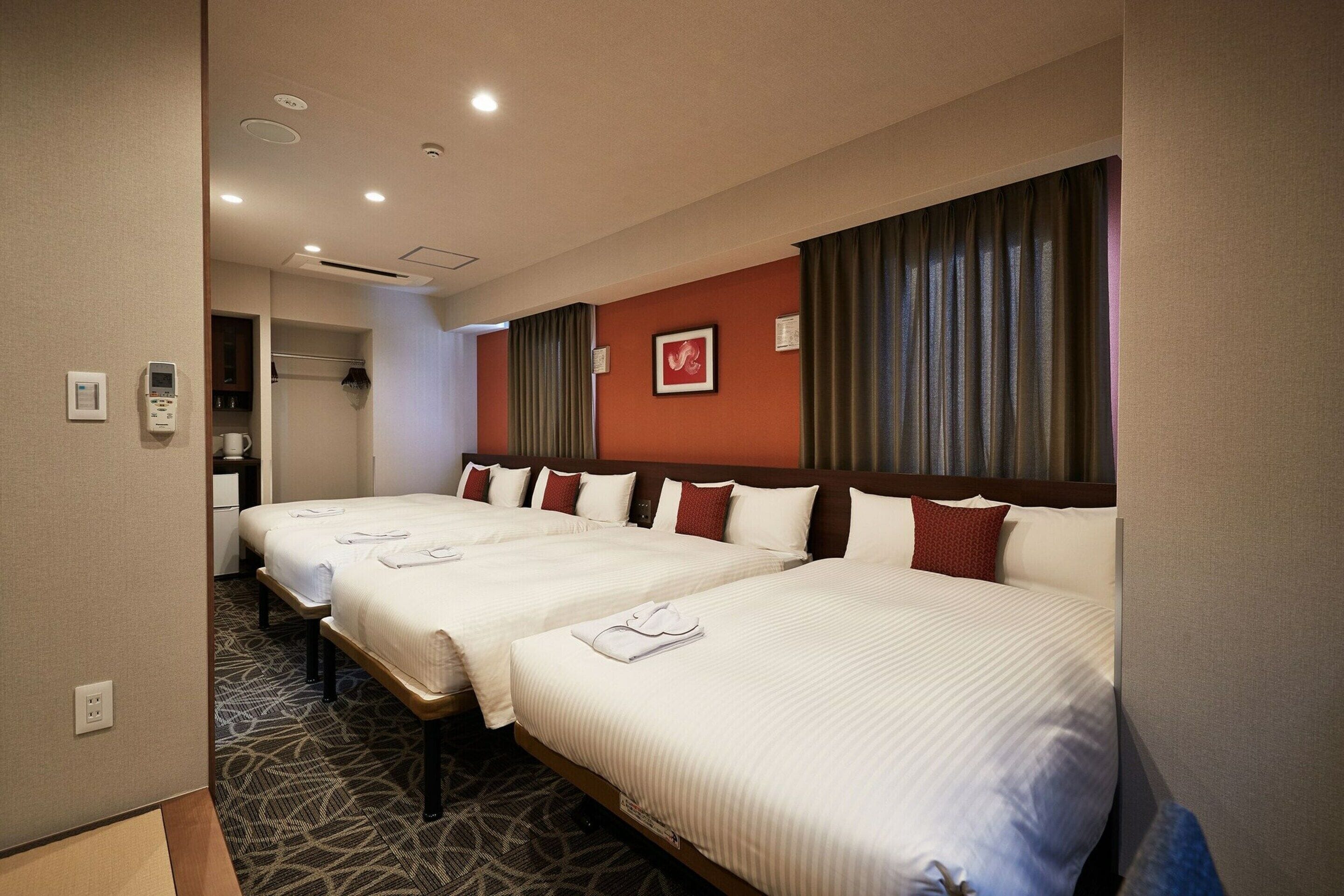 1 bedroom, down duvets, desk, laptop workspace