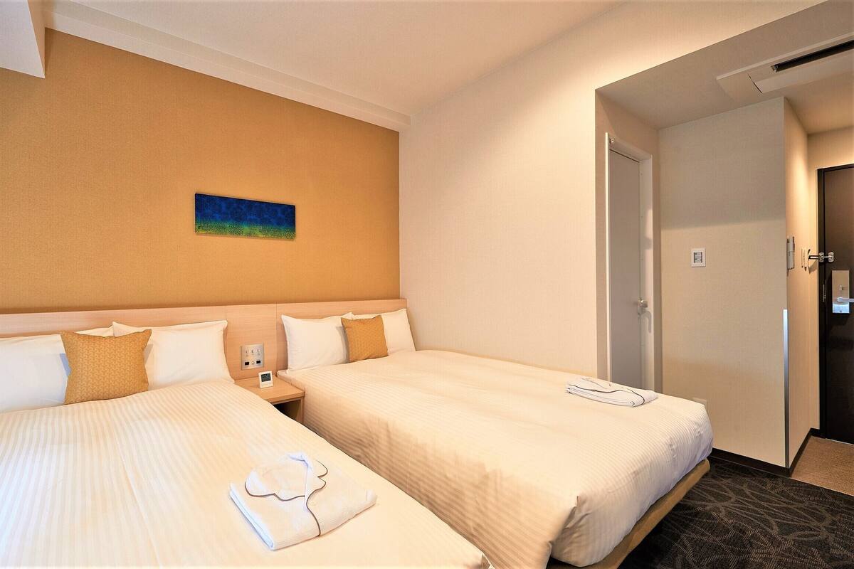 羽絨被、書桌、筆電工作空間、遮光布/窗簾