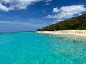 Beach nearby, sun loungers, beach towels - 2BD/2BA on the golf course with stunning ocean views (Christiansted)