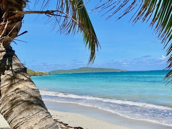 Beach nearby, sun loungers, beach towels - 2BD/2BA on the golf course with stunning ocean views (Christiansted)