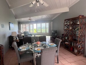 Dining - 2BD/2BA on the golf course with stunning ocean views (Christiansted)