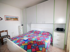 1 habitación, tabla de planchar con plancha y wifi