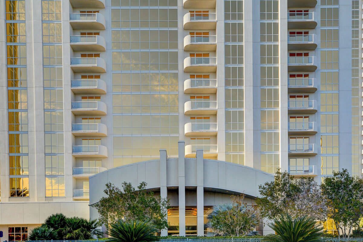 Un hôtel de grande hauteur doté de nombreux balcons et d’une entrée incurvée.