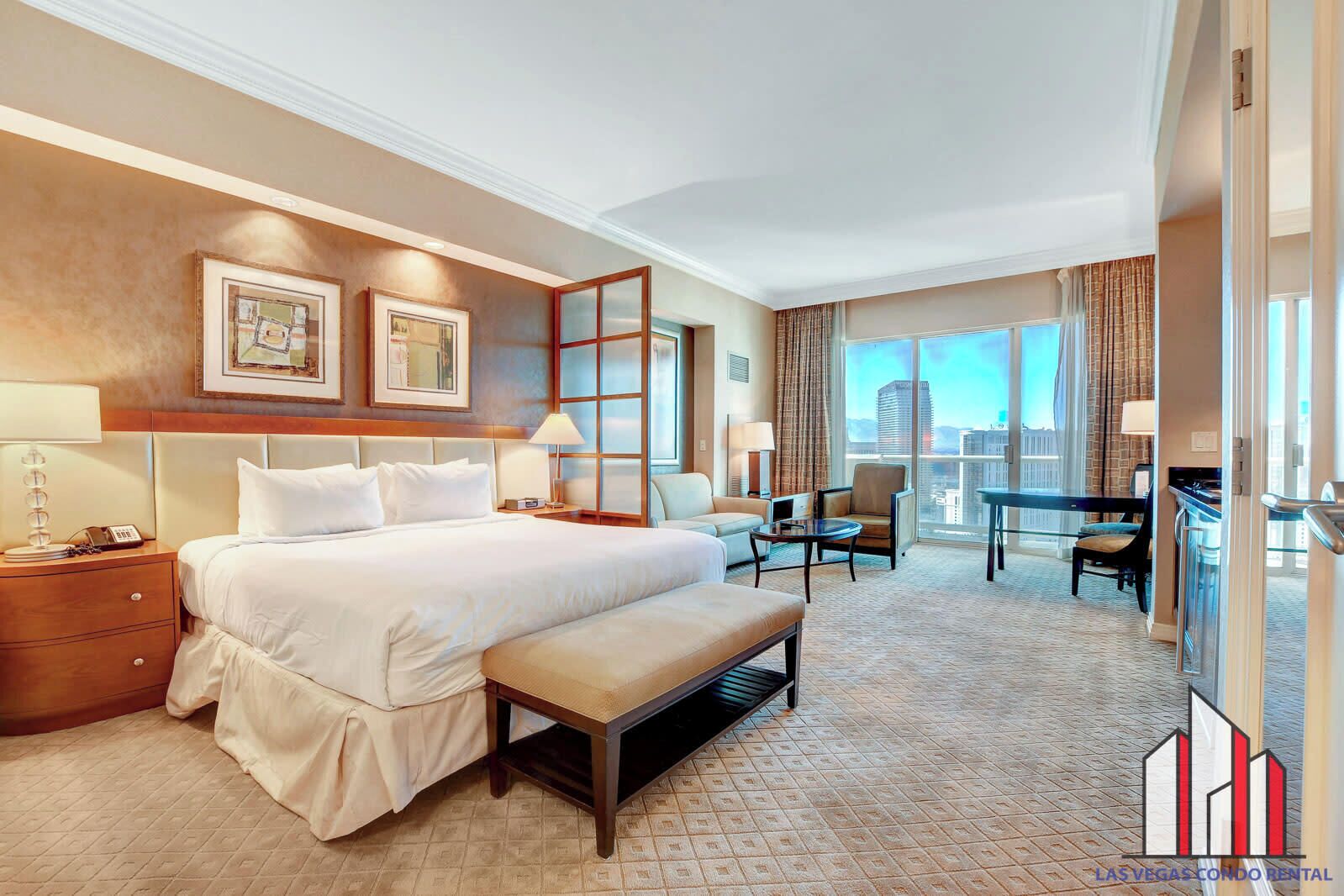 Une chambre d’hôtel avec un grand lit, un bureau, une chaise et une vue sur la ville.