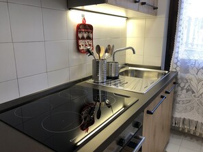 Fridge, oven, stovetop, dishwasher