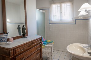 Bathtub, hair dryer, bidet, towels