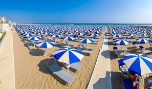 Private beach, sun loungers, beach umbrellas, beach bar - Hotel Jupiter (Cattolica)