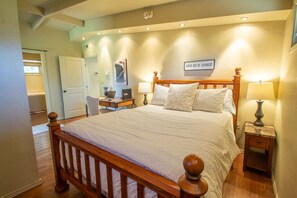 2 bedrooms, desk, iron/ironing board, WiFi - Sparkling Clean Mid Century Modern Home in Ferry Street Bridge Area (Eugene)