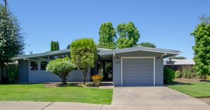 Exterior - Sparkling Clean Mid Century Modern Home in Ferry Street Bridge Area (Eugene)