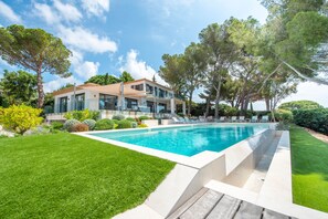 Una piscina al aire libre, una piscina climatizada