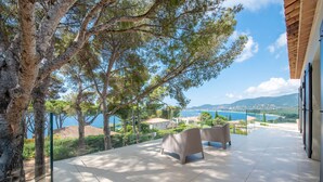A spacious balcony with a clear view of the sea and mountains. - VILLA GIGARO SEA VIEW NEAR BEACHES (La Croix-Valmer)