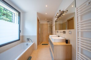 Combined shower/bathtub, hair dryer, towels, toilet paper - VILLA GIGARO SEA VIEW NEAR BEACHES (La Croix-Valmer)