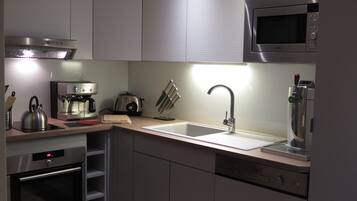 Kühlschrank, Mikrowelle, Ofen, Herdplatte