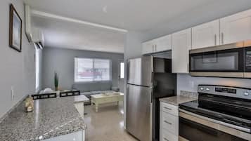 Full-size fridge, microwave, oven, stovetop