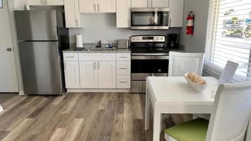 Full-size fridge, microwave, oven, stovetop