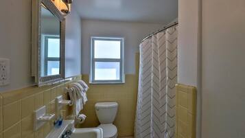 Combined shower/tub, free toiletries, hair dryer, soap