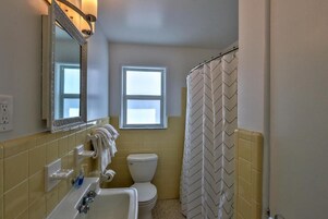 Bañera con ducha, artículos de tocador gratuitos, secador de pelo, jabón