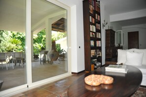 3 makuuhuonetta, silitysrauta/-lauta, vuodevaatteet