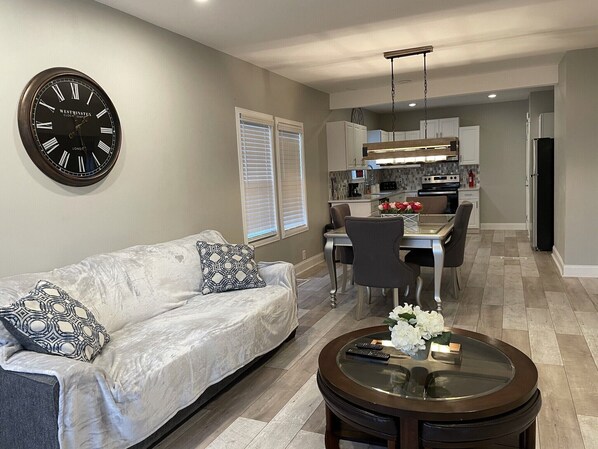 Smart TV, books - Luxurious Home in the Heart of Niagara Falls (Niagara Falls)