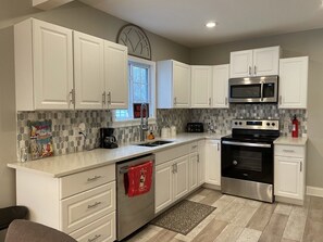 Fridge, microwave, oven, stovetop - Luxurious Home in the Heart of Niagara Falls (Niagara Falls)
