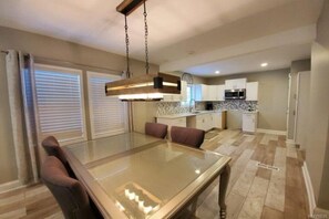 Dining - Luxurious Home in the Heart of Niagara Falls (Niagara Falls)