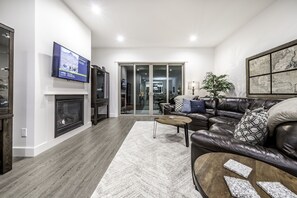 TV connectée, cheminée, chaîne hi-fi