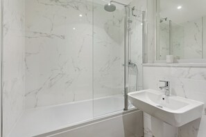 Ensemble douche/baignoire, serviettes fournies