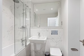 Combined shower/bathtub, towels