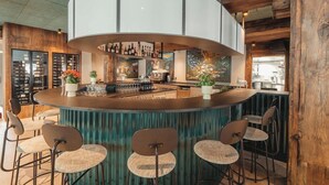 Bar (on property) - Matterhorn Inn (Taesch)