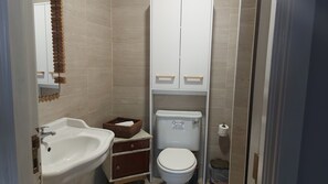 Combined shower/tub, hair dryer, towels, soap - MyriverPlace N.1 - Riverfront Apartment with breathtaking views (Vila Nova de Gaia)
