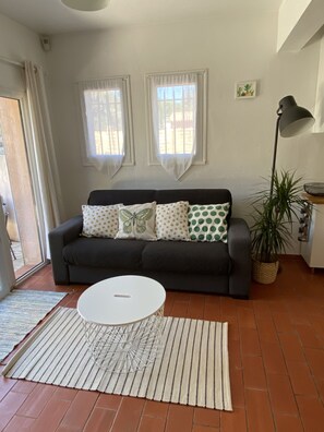 Televisie, een dvd-speler, boeken en een kantoor