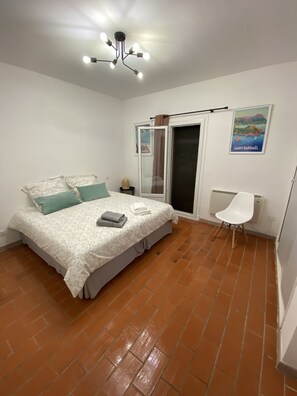 3 slaapkamers, een strijkplank/strijkijzer, reisbedje, gratis wifi